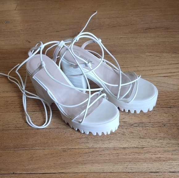 Nasty Gal white strappy platform, 4" chunky heels size 6 NWOT - Picture 3 of 8